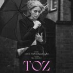 Hilal Saral Instagram - #Repost @tozoyunofficial with @make_repost ・・・ "O kadar da yol gittim kaç saat, bu şehirden kurtulmak imkansız galiba.” Yapımını ID İletişim, yönetmenliğini Hira Tekindor'un üstlendiği Murat Mahmutyazıcıoğlu'nun yeni oyunu #Toz, 22 Ekim tarihinde IKSV tarafından gerçekleştirilen 25. İstanbul Tiyatro Festivali'nde prömiyer yapıyor. Oyun tarihleri: 22 Ekim, 20.00 - Alan Kadıköy 23 Ekim, 15.00 - Alan Kadıköy Biletler 25 Eylül'de passo.com.tr'de satışta. Ayrıntılı bilgi: tiyatro.iksv.org Yazan: Murat Mahmutyazıcıoğlu Yöneten: Hira Tekindor Yapımcı: Ayşe Barım Uygulayıcı Yapımcı: Duygu Bayram Dekor Tasarım: Şirin Dağtekin Yenen Işık Tasarım: Yakup Çartık Kostüm Tasarım: Gamze Saraçoğlu Yönetmen Yardımcısı: Beste Güven Afiş Fotoğrafı: Özlem Dinç Afiş Tasarım: Berkcan Okar Basın İletişim: ID İletişim, Pınar Cura Oyuncu: Zerrin Tekindor @muratmah @htkndr @idiletisim @aysebarim @duygubyram @sirindagtekinyenen @gamze_saracoglu @besteg @ozlemdinca @berkcanokar @pinarcura @zerrintekindor @zerrintekindor @htkndr @aysebarim @muratmah