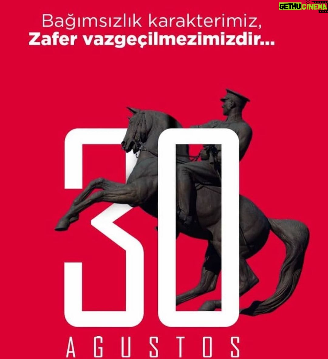 Hilal Saral Instagram - Minnet, saygı ve özlemle …30 ağustos zafer bayramımız kutlu olsun