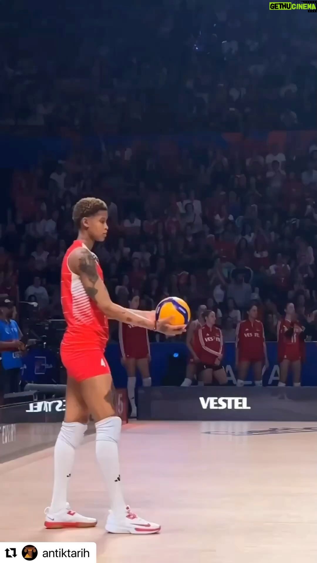 Hilal Saral Instagram - Bize yaşattığınız bu gurur ve mutluluk için teşekkür ederiz #fileninsultanları @ebrarkarakurt18 @abreusmelisavargas @zehragns18 @voleybolmillitakm
