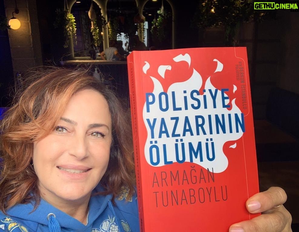 Hilal Saral Instagram - Canım arkadaşımın romanı POLİSİYE YAZARIN ÖLÜMÜ çıktı…Okuyun derim 🙏🙏🙏🙏 @armagantunaboylu 👏👏👏👏