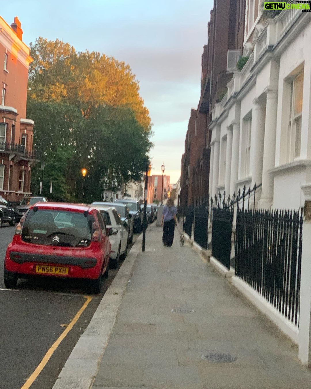 Hilal Saral Instagram - #london #shekspeareglobe #kingsroad #sloanesquare #dukeofyork ❤️rothko @zerrintekindor 💜 @htkndr ❤️