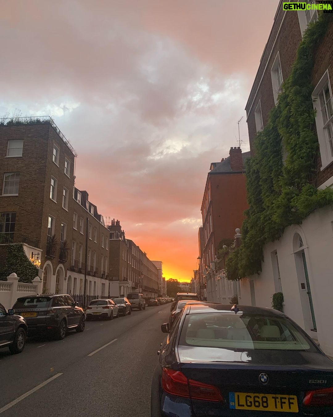 Hilal Saral Instagram - #london #shekspeareglobe #kingsroad #sloanesquare #dukeofyork ❤️rothko @zerrintekindor 💜 @htkndr ❤️