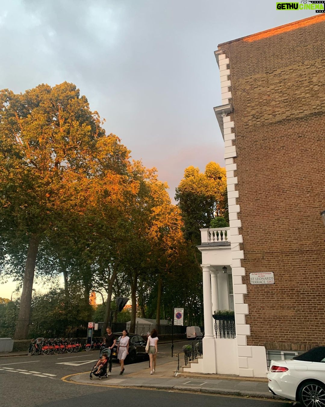 Hilal Saral Instagram - #london #shekspeareglobe #kingsroad #sloanesquare #dukeofyork ❤️rothko @zerrintekindor 💜 @htkndr ❤️