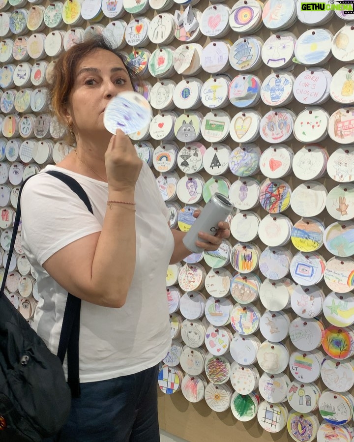Hilal Saral Instagram - #london #shekspeareglobe #kingsroad #sloanesquare #dukeofyork ❤️rothko @zerrintekindor 💜 @htkndr ❤️