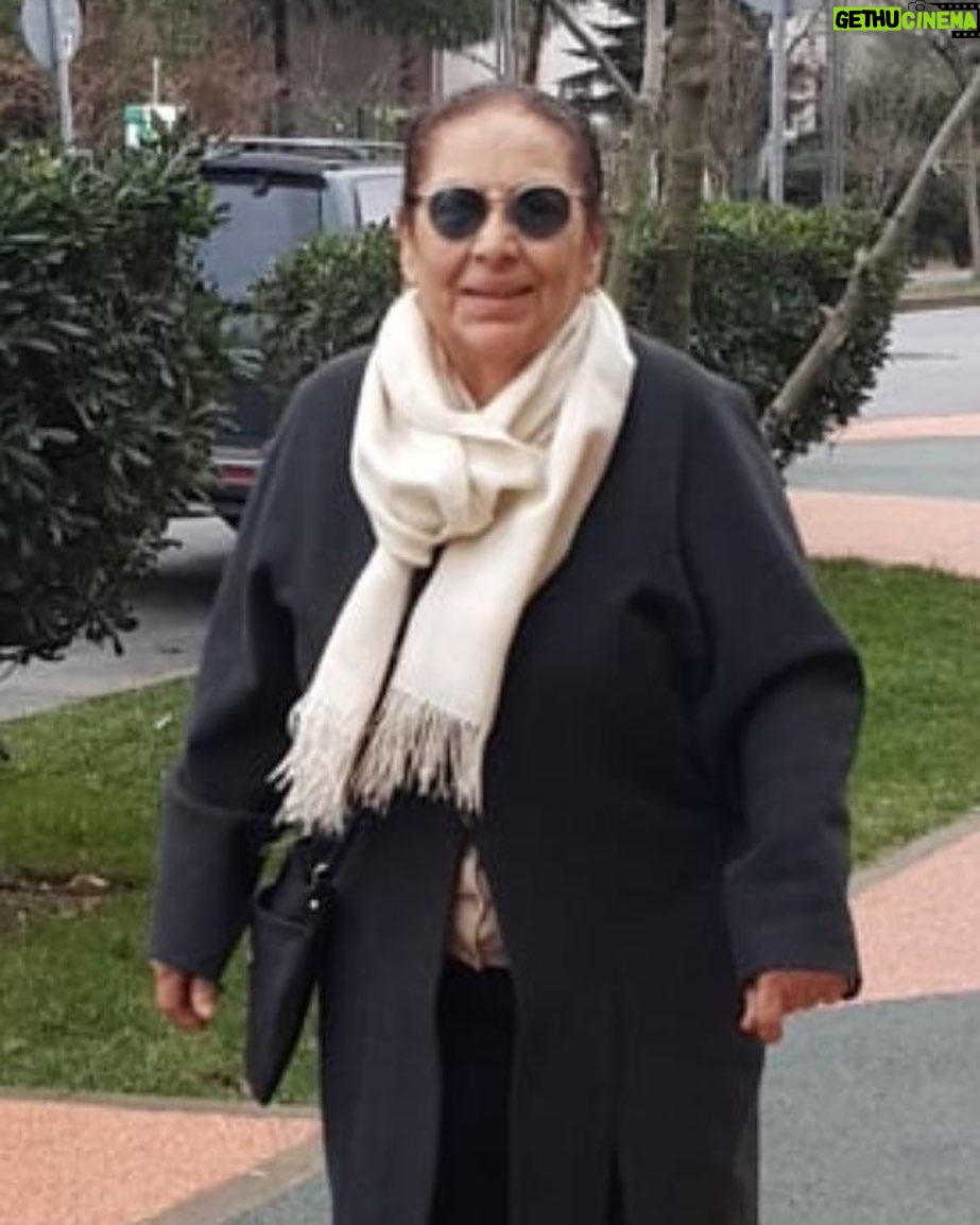 Hilal Saral Instagram - @saralesen anneler günün kutlu olsun güzel annemiz 🥰🥰🥰💖💖💖💖