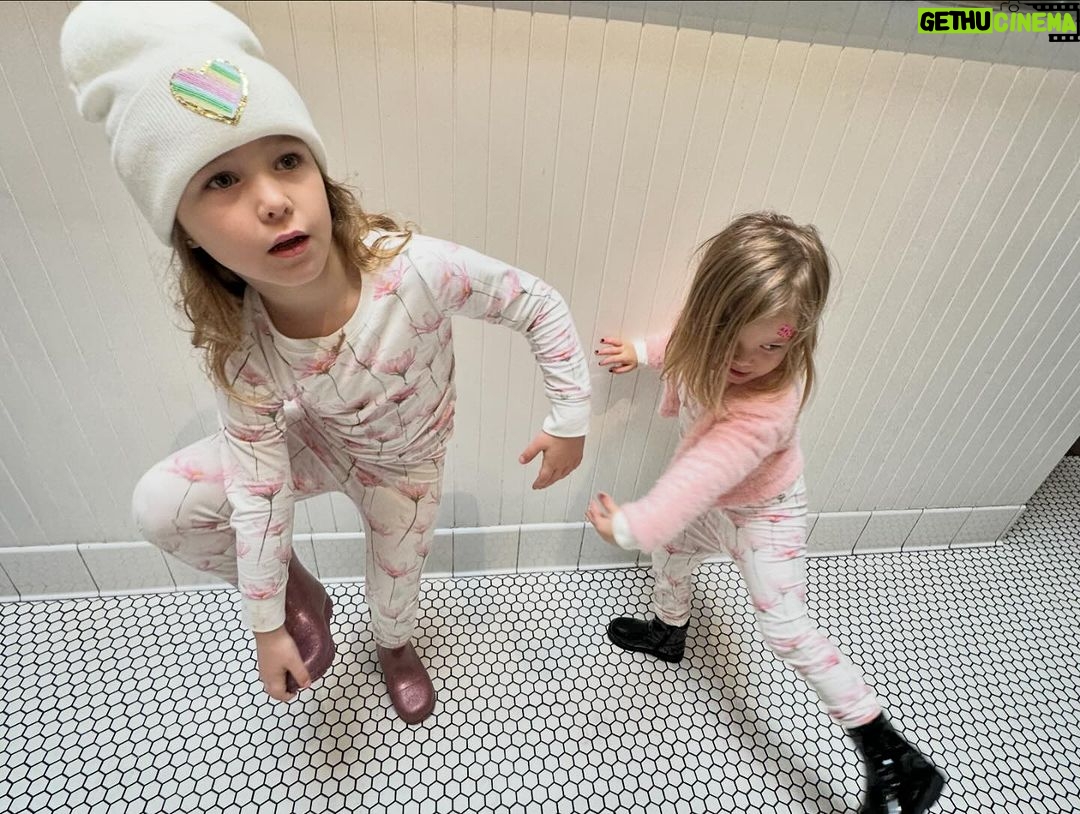 Hilary Duff Instagram - πΈ π¦π§ΈπΎπͺΊπ§οΈππ life stuff