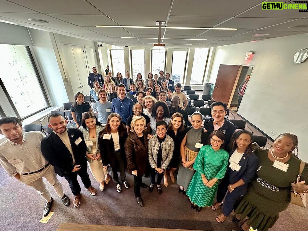 Hillary Clinton Instagram - I had a ball spending time with @columbiaIGP and @obamafoundation scholars this week alongside Dean @YarhiMilo and @maria_ressa. With these young leaders taking on our shared challenges, the future looks bright.