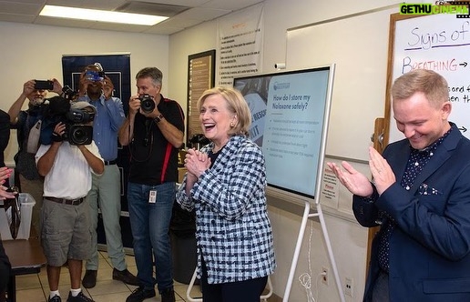 Hillary Clinton Instagram - So grateful today to be with @FoundationForRecovery, an incredible partner with @ClintonGlobal and @DirectRelief in getting 20,000 doses of naloxone into the community in Nevada. Thanks, Las Vegas, for the warm welcome—it’s always wonderful to be here!