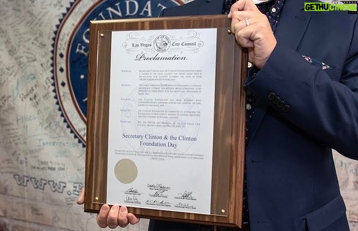 Hillary Clinton Instagram - So grateful today to be with @FoundationForRecovery, an incredible partner with @ClintonGlobal and @DirectRelief in getting 20,000 doses of naloxone into the community in Nevada. Thanks, Las Vegas, for the warm welcome—it’s always wonderful to be here!