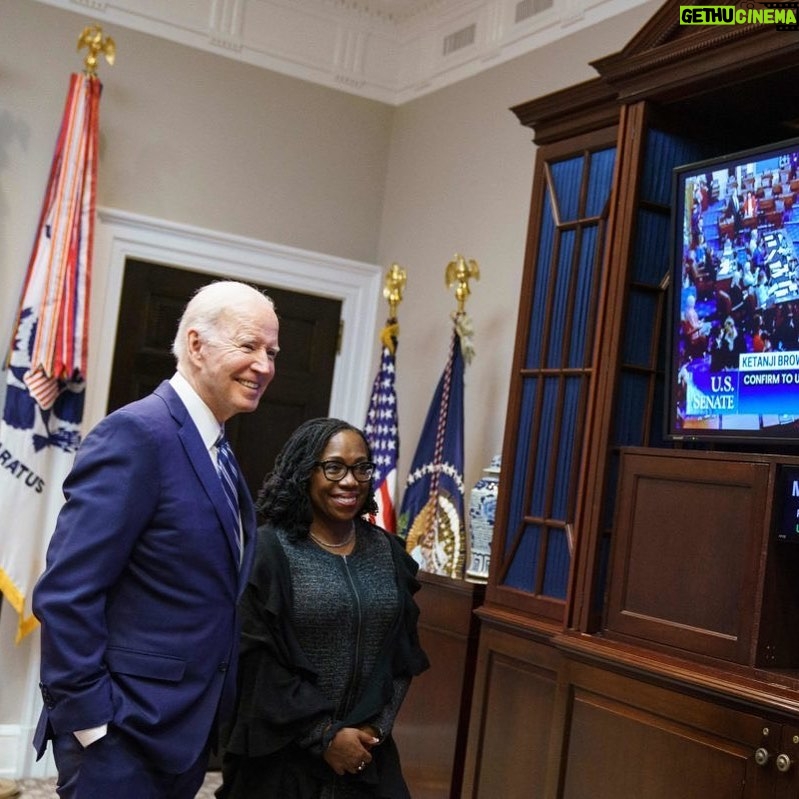 Hillary Clinton Instagram - Over two years, the Biden administration and Democratic-led Senate have confirmed 97 lifetime federal judges who strengthen our courts with their personal and professional experience. Of those judges:⁣ ⁣ ☑️ Three-fourths are women⁣ ☑️ Nearly 1/2 are women of color⁣ ☑️ More than 2/3 are people of color⁣ ☑️ More than 1/4 have public defender experience⁣ ☑️ Nearly 1/5 have experience as civil rights lawyers⁣ ⁣ Find the full @civilrightsorg report at their profile.⁣ ⁣ Photo: Getty