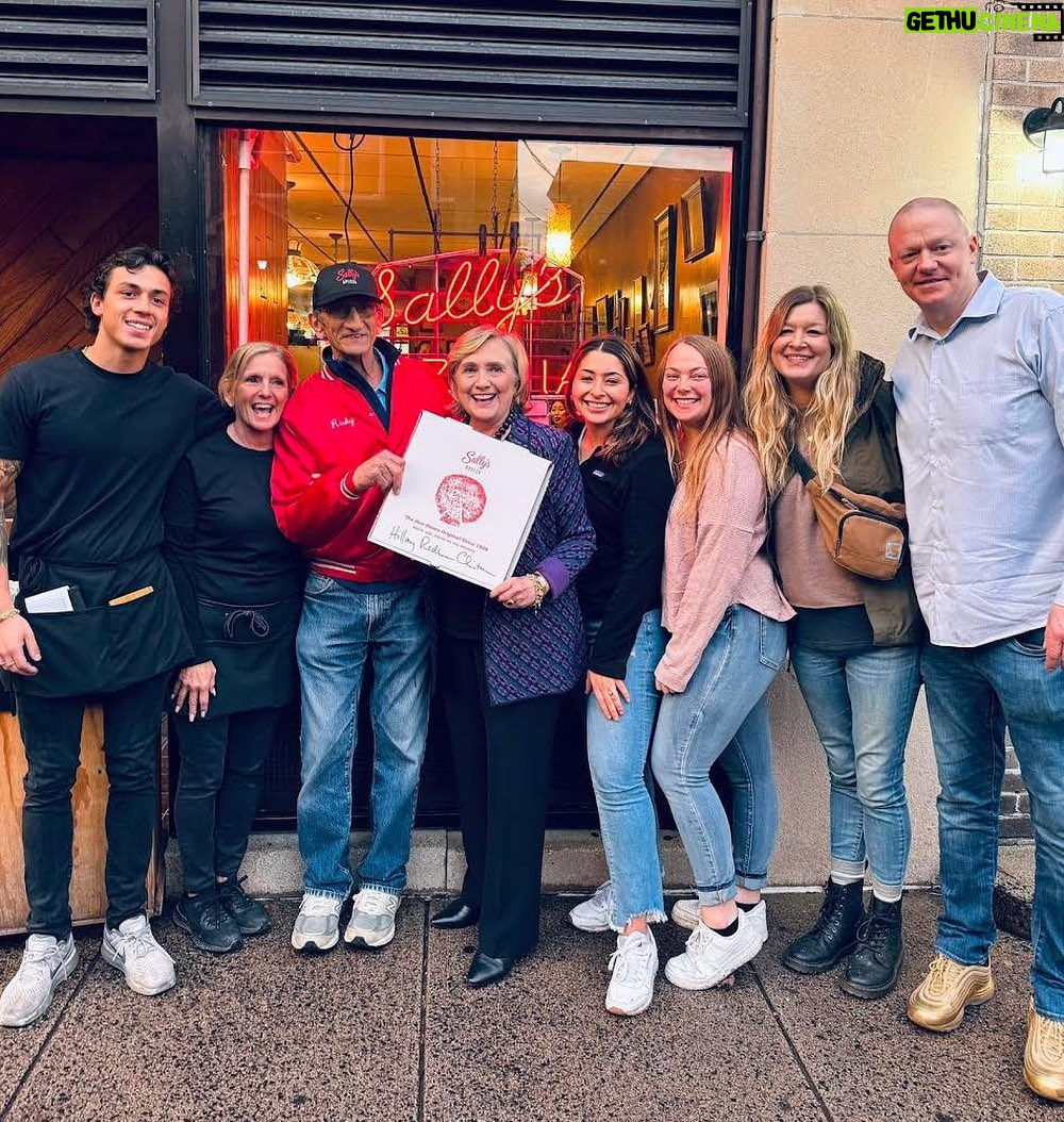 Hillary Clinton Instagram - I was in New Haven only briefly this weekend for a law school reunion, but in this life you make time for the important things. @sallysapizza 🍕💕 Photo: Grady Keefe