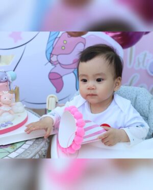 Him Law Instagram - 妹妹3歲生日，爸爸媽咪每年都有將依個日子紀錄落嚟，希望妳長大後會有好多愛以及美好嘅回憶。

3年前畫面好似琴日先發生，辛苦媽咪，要好好愛錫媽咪❤️ @tavia_yeung 

#爸爸已經諗緊妳由第幾年開始會同男朋友過😭
#家姐細佬相親相愛
#多謝AuntieLinda回港就帶埋哥哥姐姐嚟出席
#多謝咁多位