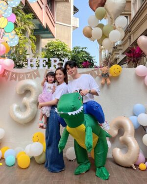 Him Law Instagram - 妹妹3歲生日，爸爸媽咪每年都有將依個日子紀錄落嚟，希望妳長大後會有好多愛以及美好嘅回憶。

3年前畫面好似琴日先發生，辛苦媽咪，要好好愛錫媽咪❤️ @tavia_yeung 

#爸爸已經諗緊妳由第幾年開始會同男朋友過😭
#家姐細佬相親相愛
#多謝AuntieLinda回港就帶埋哥哥姐姐嚟出席
#多謝咁多位