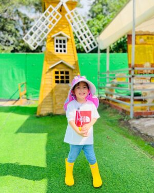 Him Law Instagram - 心心第一次學校旅行，她的笑容好比當日嘅太陽燦爛同溫暖☀️🌈 @tavia_yeung 

#成長紀錄
