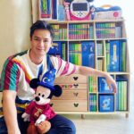 Him Law Instagram - . 心心最鍾意聽音樂同睇書，依家可以同囡囡一齊聽歌仔、睇書仔，裏面有好多精彩嘅親子互動內容，等我地喺囡囡嘅成長過程中，可以一齊學習一齊遊戲！📚🎼🎷 #worldfamilyhongkong #迪士尼美語世界 #bb學英文 #DWEkid #DWEbaby #bb展2021 #快樂學習 @worldfamilyhongkong
