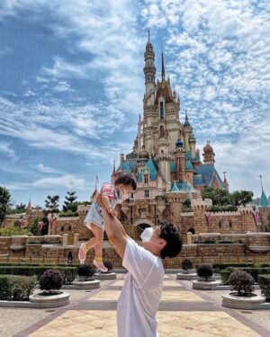 Him Law Instagram - .
👨🏻：爸爸！叫爸爸❤️
👶🏻：唔好阻住我食飯得唔得呀🍔🥗🌭🍜🥪🫓🍣🌯🫕

#父女日常
#爸爸日常之幻想對白
#囡囡心理陰影🤣
#父親節快樂