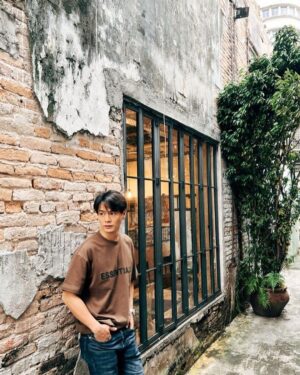 Him Law Instagram - 聽日(27號)我會去到吉隆坡安邦，參觀馬來文、英文老師@Alex & Aaron老師電影院般嘅課室

聽日見！📣
