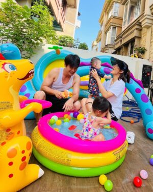 Him Law Instagram - 今日係咩日子呢？😏

@tavia_yeung 
#家庭樂嘅日子
#炎炎夏日最好嘅娛樂
#快樂就係咁簡單
#舊曆新曆同一日
#19年一遇