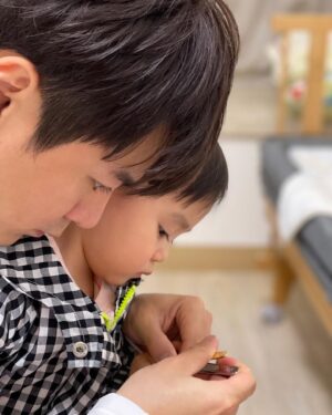 Him Law Instagram - 爸爸的日與夜

#鬍鬚越來越長 🧔🏻
#每天聽得最多的就是爸爸爸爸 ❤️
@tavia_yeung