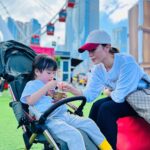 Him Law Instagram - 爸爸媽咪帶心心去搭船⛴⛴⛴ 開心簡單過一個週末☀️☀️ @tavia_yeung #心心問有無BabyShark架 #下次應該點答好呢 #食杯雪糕先