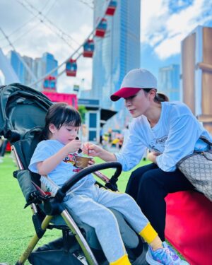 Him Law Instagram - 爸爸媽咪帶心心去搭船⛴⛴⛴ 開心簡單過一個週末☀️☀️ @tavia_yeung 

#心心問有無BabyShark架
#下次應該點答好呢
#食杯雪糕先