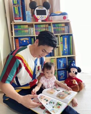 Him Law Instagram - .

心心最鍾意聽音樂同睇書，依家可以同囡囡一齊聽歌仔、睇書仔，裏面有好多精彩嘅親子互動內容，等我地喺囡囡嘅成長過程中，可以一齊學習一齊遊戲！📚🎼🎷

#worldfamilyhongkong
#迪士尼美語世界
#bb學英文
#DWEkid
#DWEbaby
#bb展2021 
#快樂學習
@worldfamilyhongkong