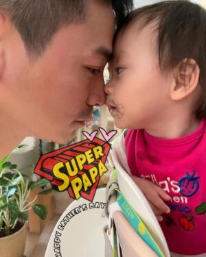 Him Law Instagram - .
👨🏻：爸爸！叫爸爸❤️
👶🏻：唔好阻住我食飯得唔得呀🍔🥗🌭🍜🥪🫓🍣🌯🫕

#父女日常
#爸爸日常之幻想對白
#囡囡心理陰影🤣
#父親節快樂