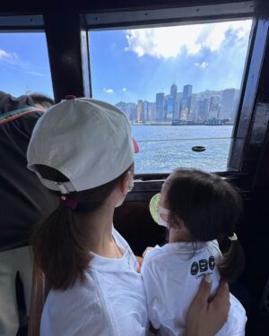 Him Law Instagram - 爸爸媽咪帶心心去搭船⛴⛴⛴ 開心簡單過一個週末☀️☀️ @tavia_yeung 

#心心問有無BabyShark架
#下次應該點答好呢
#食杯雪糕先