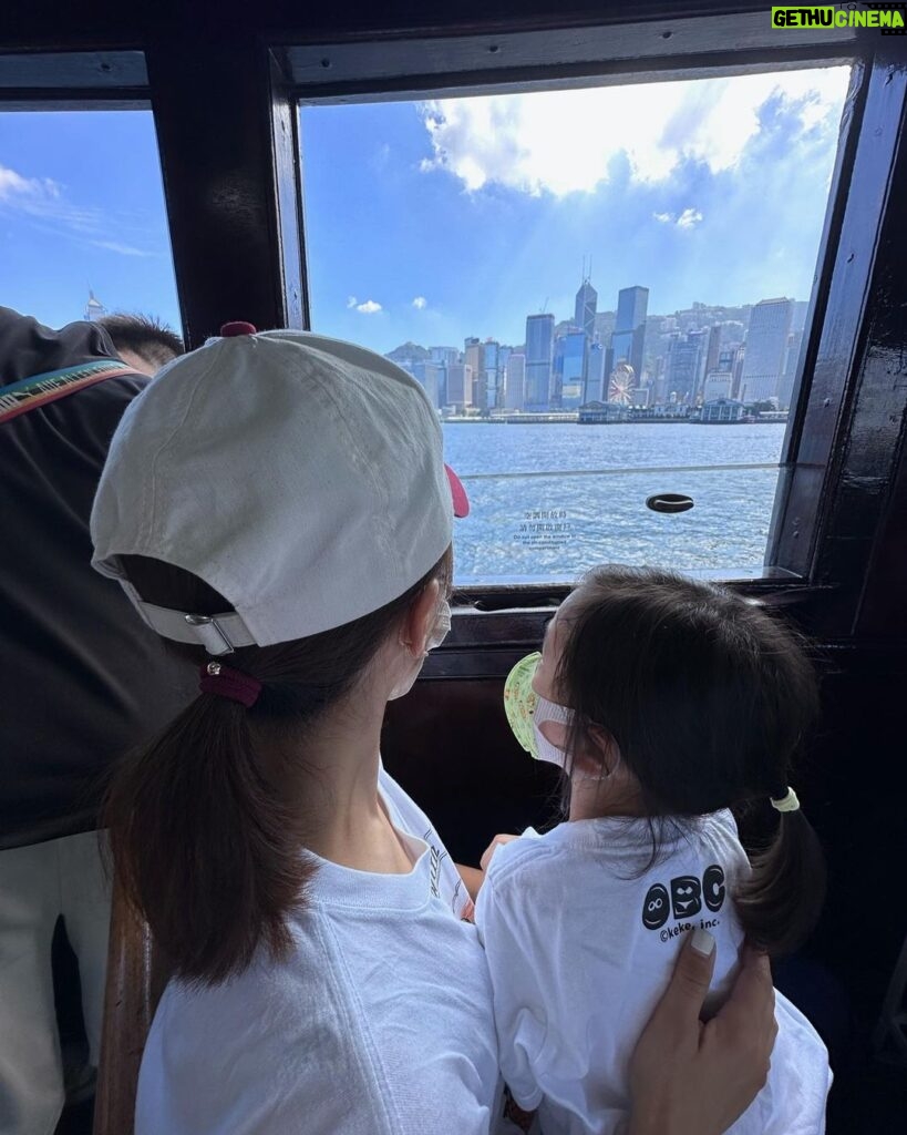 Him Law Instagram - 爸爸媽咪帶心心去搭船⛴⛴⛴ 開心簡單過一個週末☀️☀️ @tavia_yeung #心心問有無BabyShark架 #下次應該點答好呢 #食杯雪糕先