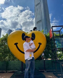 Him Law Instagram - 爸爸媽咪帶心心去搭船⛴⛴⛴ 開心簡單過一個週末☀️☀️ @tavia_yeung #心心問有無BabyShark架 #下次應該點答好呢 #食杯雪糕先