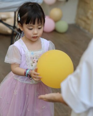 Him Law Instagram - 妹妹3歲生日，爸爸媽咪每年都有將依個日子紀錄落嚟，希望妳長大後會有好多愛以及美好嘅回憶。

3年前畫面好似琴日先發生，辛苦媽咪，要好好愛錫媽咪❤️ @tavia_yeung 

#爸爸已經諗緊妳由第幾年開始會同男朋友過😭
#家姐細佬相親相愛
#多謝AuntieLinda回港就帶埋哥哥姐姐嚟出席
#多謝咁多位
