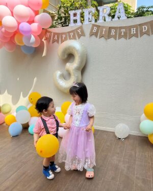 Him Law Instagram - 妹妹3歲生日，爸爸媽咪每年都有將依個日子紀錄落嚟，希望妳長大後會有好多愛以及美好嘅回憶。

3年前畫面好似琴日先發生，辛苦媽咪，要好好愛錫媽咪❤️ @tavia_yeung 

#爸爸已經諗緊妳由第幾年開始會同男朋友過😭
#家姐細佬相親相愛
#多謝AuntieLinda回港就帶埋哥哥姐姐嚟出席
#多謝咁多位