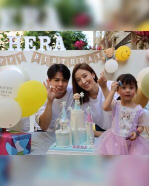 Him Law Instagram - 妹妹3歲生日，爸爸媽咪每年都有將依個日子紀錄落嚟，希望妳長大後會有好多愛以及美好嘅回憶。

3年前畫面好似琴日先發生，辛苦媽咪，要好好愛錫媽咪❤️ @tavia_yeung 

#爸爸已經諗緊妳由第幾年開始會同男朋友過😭
#家姐細佬相親相愛
#多謝AuntieLinda回港就帶埋哥哥姐姐嚟出席
#多謝咁多位