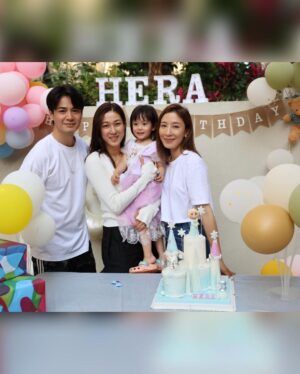 Him Law Instagram - 妹妹3歲生日，爸爸媽咪每年都有將依個日子紀錄落嚟，希望妳長大後會有好多愛以及美好嘅回憶。

3年前畫面好似琴日先發生，辛苦媽咪，要好好愛錫媽咪❤️ @tavia_yeung 

#爸爸已經諗緊妳由第幾年開始會同男朋友過😭
#家姐細佬相親相愛
#多謝AuntieLinda回港就帶埋哥哥姐姐嚟出席
#多謝咁多位