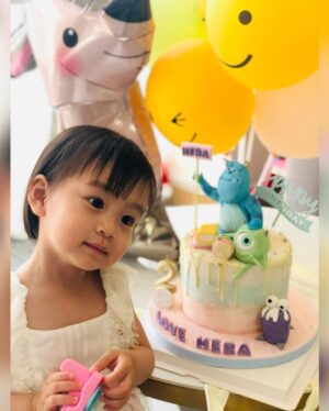 Him Law Instagram - 妹妹3歲生日，爸爸媽咪每年都有將依個日子紀錄落嚟，希望妳長大後會有好多愛以及美好嘅回憶。

3年前畫面好似琴日先發生，辛苦媽咪，要好好愛錫媽咪❤️ @tavia_yeung 

#爸爸已經諗緊妳由第幾年開始會同男朋友過😭
#家姐細佬相親相愛
#多謝AuntieLinda回港就帶埋哥哥姐姐嚟出席
#多謝咁多位