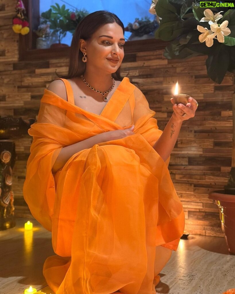 Himanshi Khurana Instagram - Happy Diwali 🪔 Outfit @harkiranbasra