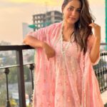 Hina Khan Instagram - Mai tenu phir milaangi 🌸 kitthe, kiss tarha pata nahi.. par mai tenu phir milaangi 🌸