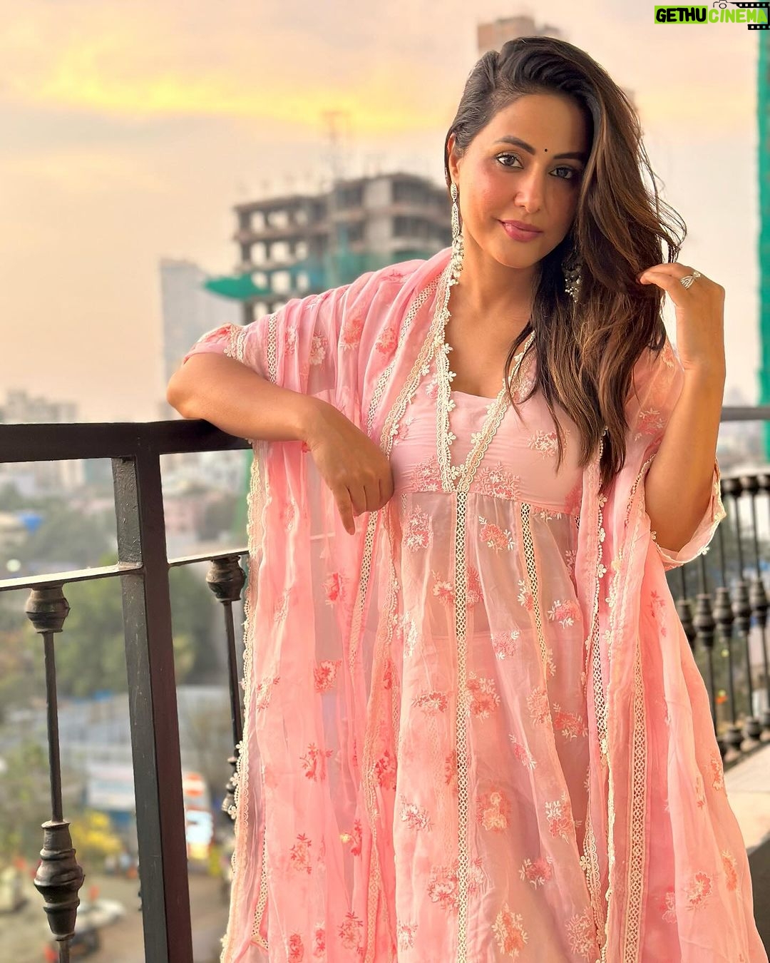 Hina Khan Instagram - Mai tenu phir milaangi 🌸 kitthe, kiss tarha pata nahi.. par mai tenu phir milaangi 🌸
