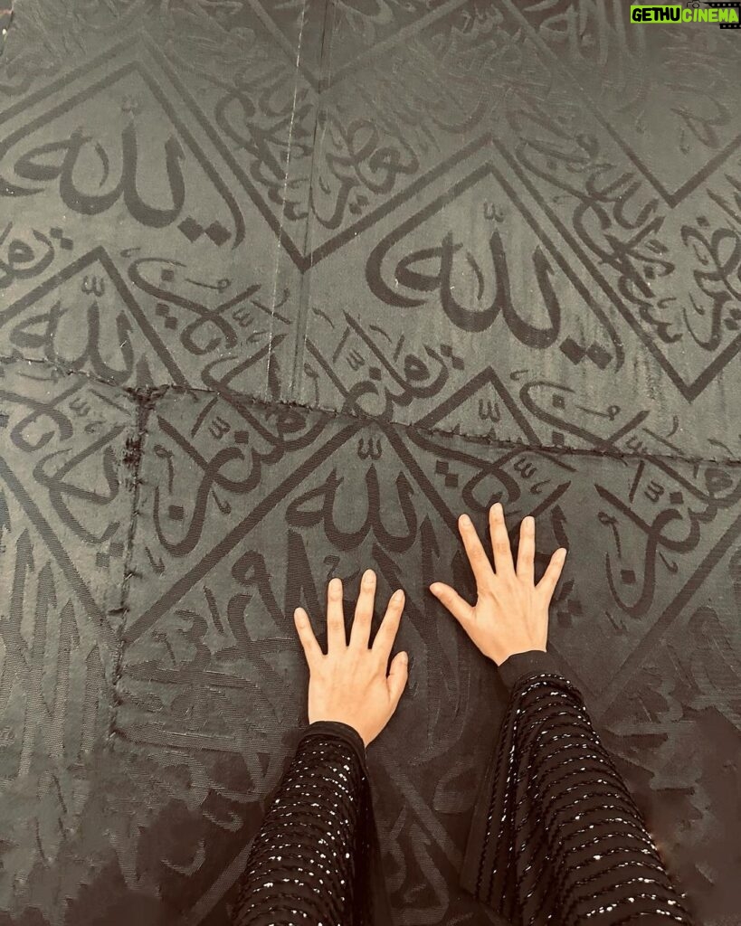 Hina Khan Instagram - Jumma Mubarak Blessed Alhamdullilah MAKE DUA 🤲 @alkhalidtours #umrahwithakt Makkah Masjid-al-Haram