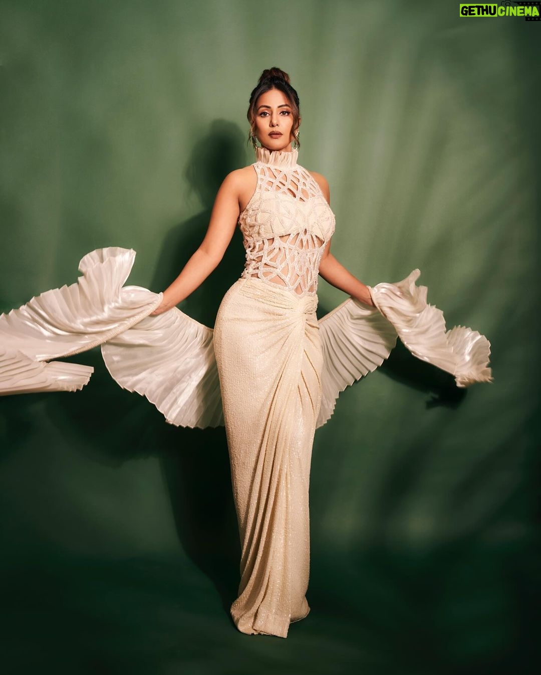 Hina Khan Instagram - 🤍 🕊️ Outfit @kamaalicouture Jewels @renuoberoiluxuryjewellery @karishma.joolry Heels @dune_london_india MUAH @sachinmakeupartist1 @ashwini_hairstylist 📸 @visualaffairs_va
