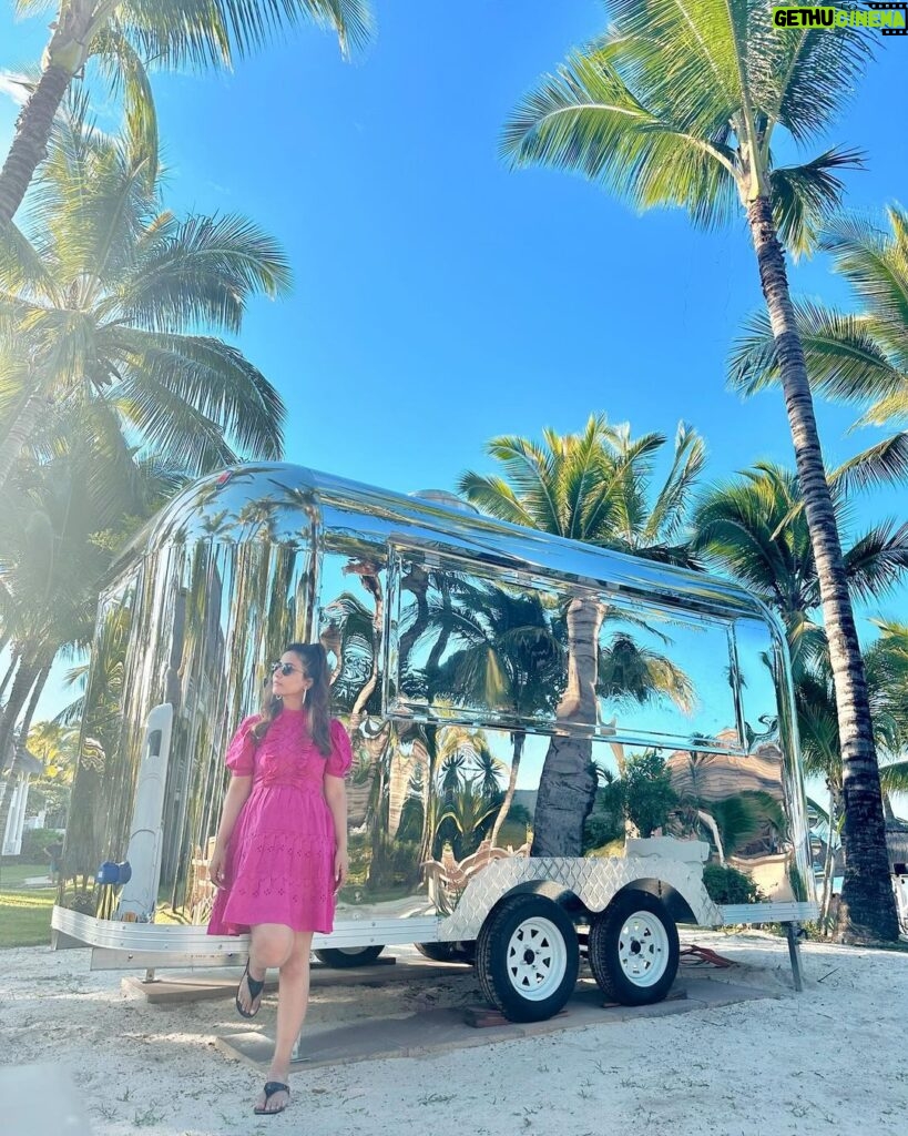 Hina Khan Instagram - A day well spent at @luxbellemare Thank you guys for making us feel at home.. special mention, the lobster was so so good 😊 @mauritius.tourism #mauritiusnow #feelourislandenergy #mauritiustourism LUX* Belle Mare