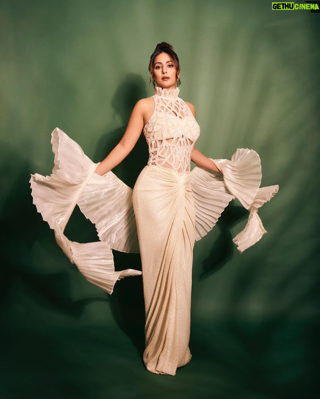 Hina Khan Instagram - 🤍 🕊️ Outfit @kamaalicouture Jewels @renuoberoiluxuryjewellery @karishma.joolry Heels @dune_london_india MUAH @sachinmakeupartist1 @ashwini_hairstylist 📸 @visualaffairs_va