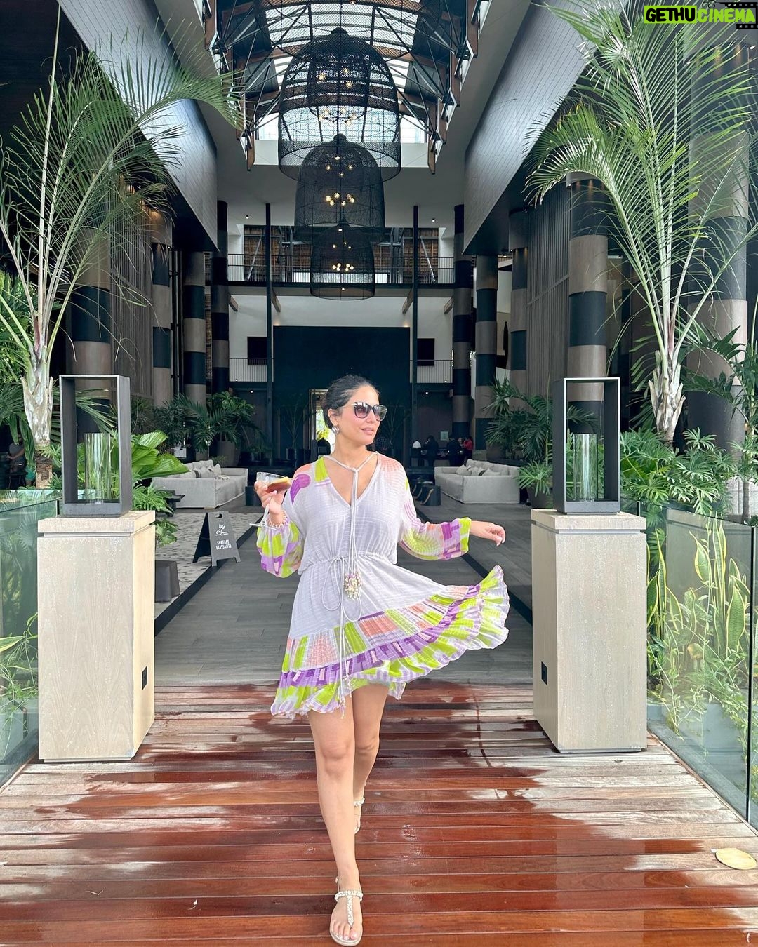 Hina Khan Instagram - All things modern, chique and exquisite.. . . . . . . @luxgrandbaie @mauritius.tourism LUX* Grand Baie