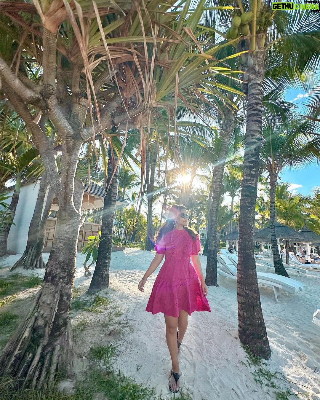 Hina Khan Instagram - A day well spent at @luxbellemare Thank you guys for making us feel at home.. special mention, the lobster was so so good š @mauritius.tourism #mauritiusnow #feelourislandenergy #mauritiustourism LUX* Belle Mare