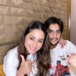 Hina Khan Instagram - Gayiki khoon mai hai.. Hai kya? Feedback plz 😊 we often enjoy jamming together at home.. #babybrother One of my fav song.. #reelsinstagram #reelitfeelit #kalanktitletrack #reelkarofeelkaro #trendingreels #ReelsWithHK