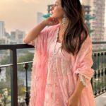 Hina Khan Instagram - Mai tenu phir milaangi 🌸 kitthe, kiss tarha pata nahi.. par mai tenu phir milaangi 🌸