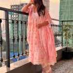 Hina Khan Instagram - Mai tenu phir milaangi 🌸 kitthe, kiss tarha pata nahi.. par mai tenu phir milaangi 🌸