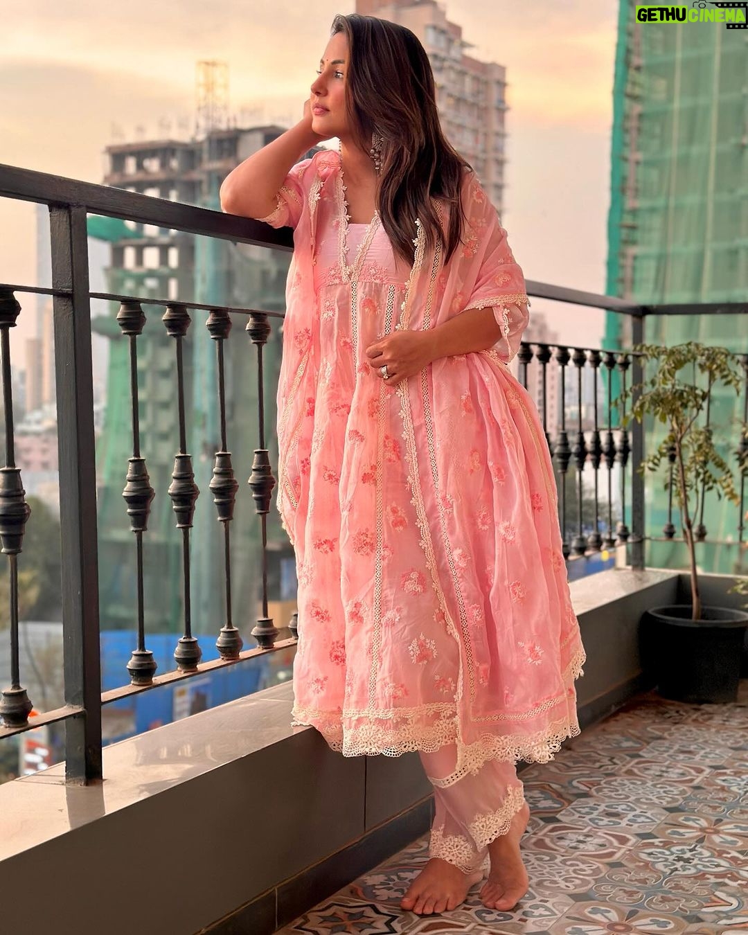 Hina Khan Instagram - Mai tenu phir milaangi 🌸 kitthe, kiss tarha pata nahi.. par mai tenu phir milaangi 🌸