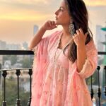 Hina Khan Instagram - Mai tenu phir milaangi 🌸 kitthe, kiss tarha pata nahi.. par mai tenu phir milaangi 🌸