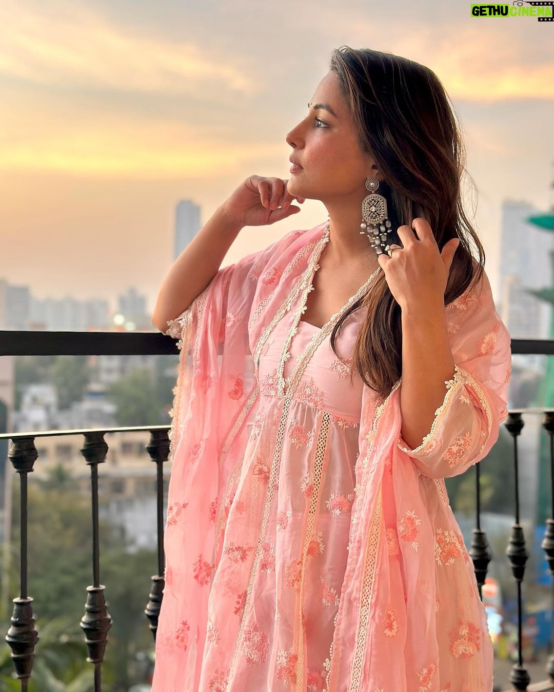Hina Khan Instagram - Mai tenu phir milaangi 🌸 kitthe, kiss tarha pata nahi.. par mai tenu phir milaangi 🌸